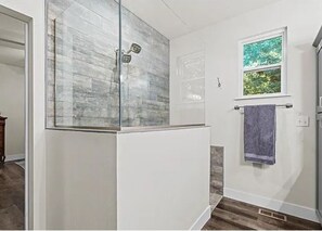 Een douche, een haardroger, handdoeken, zeep