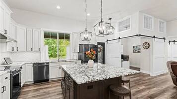 KĂŒhlschrank, Mikrowelle, Ofen, Herdplatte