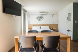 Iron/ironing board, free WiFi, bed sheets - Trendy Bellavista Haven for 2 – Perfect Location! (Providencia)