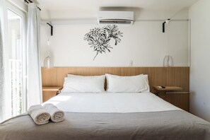 Iron/ironing board, free WiFi, bed sheets - Trendy Bellavista Haven for 2 – Perfect Location! (Providencia)