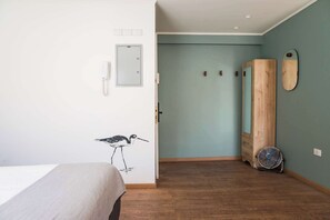 Iron/ironing board, free WiFi, bed sheets - Trendy Bellavista Haven for 2 – Perfect Location! (Providencia)
