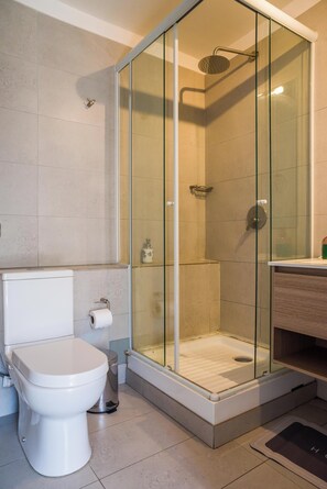 Shower, hair dryer, towels, shampoo - Trendy Bellavista Haven for 2 – Perfect Location! (Providencia)