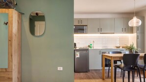 Eine moderne Küche mit Essbereich, Holzschränken, einer Mikrowelle und einem Kühlschrank.