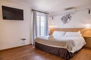 Iron/ironing board, free WiFi, bed sheets - Trendy Bellavista Haven for 2 – Perfect Location! (Providencia)