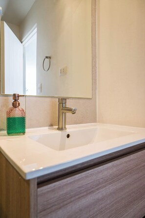 Shower, hair dryer, towels - Trendy Bellavista Haven for 2 – Perfect Location! (Providencia)
