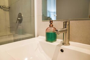 Shower, hair dryer, towels - Trendy Bellavista Haven for 2 – Perfect Location! (Providencia)