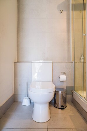 Shower, hair dryer, towels, shampoo - Trendy Bellavista Haven for 2 – Perfect Location! (Providencia)