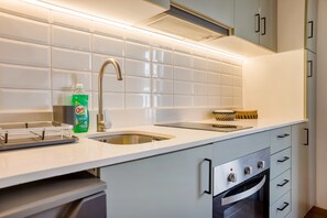 Private kitchen - Trendy Bellavista Haven for 2 – Perfect Location! (Providencia)