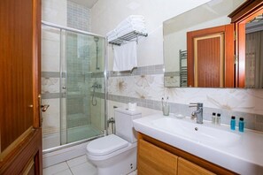 Comfort Triple Room, City View | Bathroom | Eco-friendly toiletries, hair dryer, slippers, towels - Clover Hotel (Baku)
