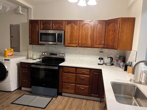 Private kitchen - Serene 4-bedroom house with AC in lovely Columbus (Columbus)