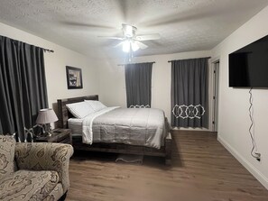 4 bedrooms, iron/ironing board, WiFi, bed sheets
