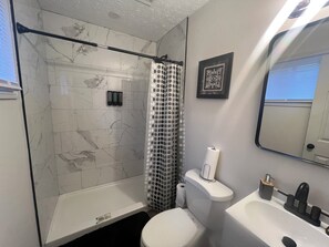 Hair dryer, towels, soap, toilet paper - Serene 4-bedroom house with AC in lovely Columbus (Columbus)