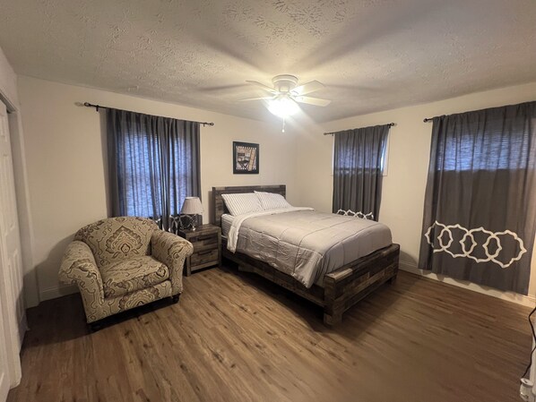 4 habitaciones, tabla de planchar con plancha, wifi y ropa de cama