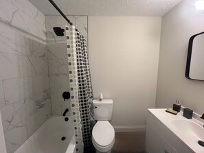 Hair dryer, towels, soap, toilet paper - Serene 4-bedroom house with AC in lovely Columbus (Columbus)