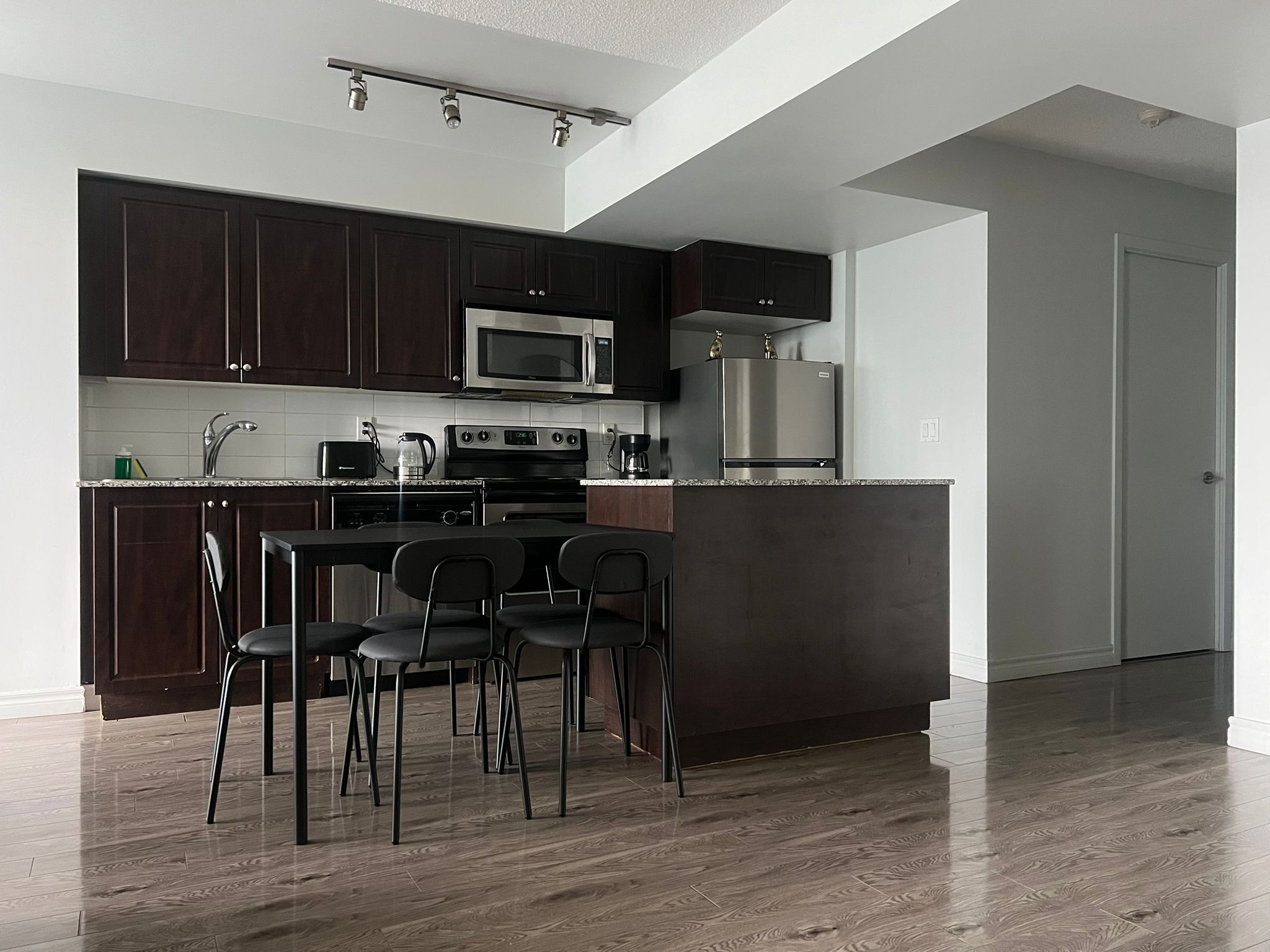 大型冰箱、微波爐、烤箱、爐台