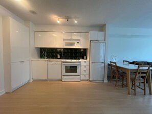 Premium appartement, 1 tweepersoonsbed met slaapbank, uitzicht op de stad | Privékeuken | Een koelkast met diepvriezer, een microgolfoven, een oven, een kookplaat