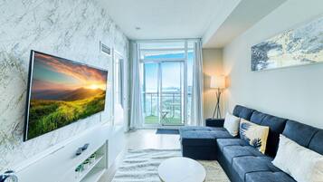 Familie appartement, 2 slaapkamers, uitzicht op de stad | Woonruimte | Een 65-inch televisie met digitale zenders