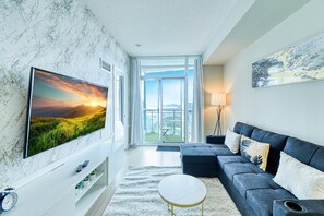 Familie appartement, 2 slaapkamers, uitzicht op de stad | Woonruimte | Een 65-inch televisie met digitale zenders