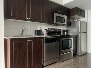 大型冰箱、微波爐、烤箱、爐台