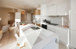 Frigorífico, microondas, horno y placa de cocina