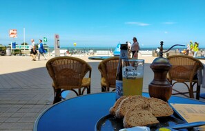 Outdoor dining - 2 bedroom amazing apartment in Oostende (Oostende)