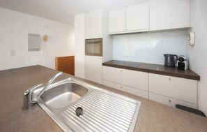 冷蔵庫、コンロ、食器洗い機、コーヒー / ティーメーカー