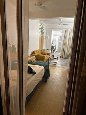 1 chambre, fer et planche à repasser, draps fournis