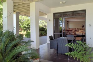 Outdoor dining - Parnwell Villa Apartment - modern comfort meets tranquil surroundings (Ohauiti)