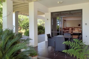 Outdoor dining - Parnwell Villa Apartment (Ohauiti)