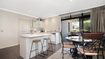 Jääkaappi, mikroaaltouuni, liesi, kahvin-/teenkeitin