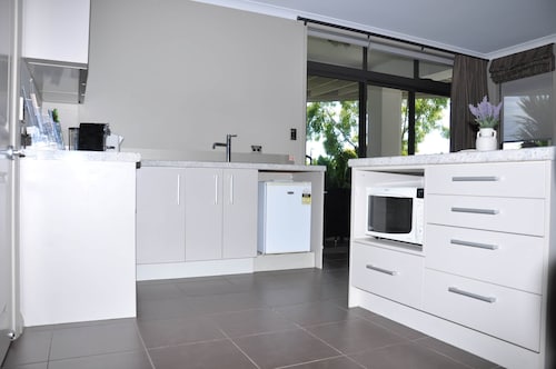Parnwell Villa Apartment - The Tropical Oasis