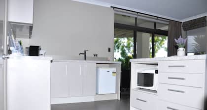 Parnwell Villa Apartment - The Tropical Oasis