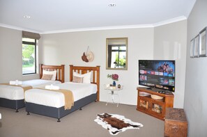 2 slaapkamers, een bureau, een strijkplank/strijkijzer, gratis wifi