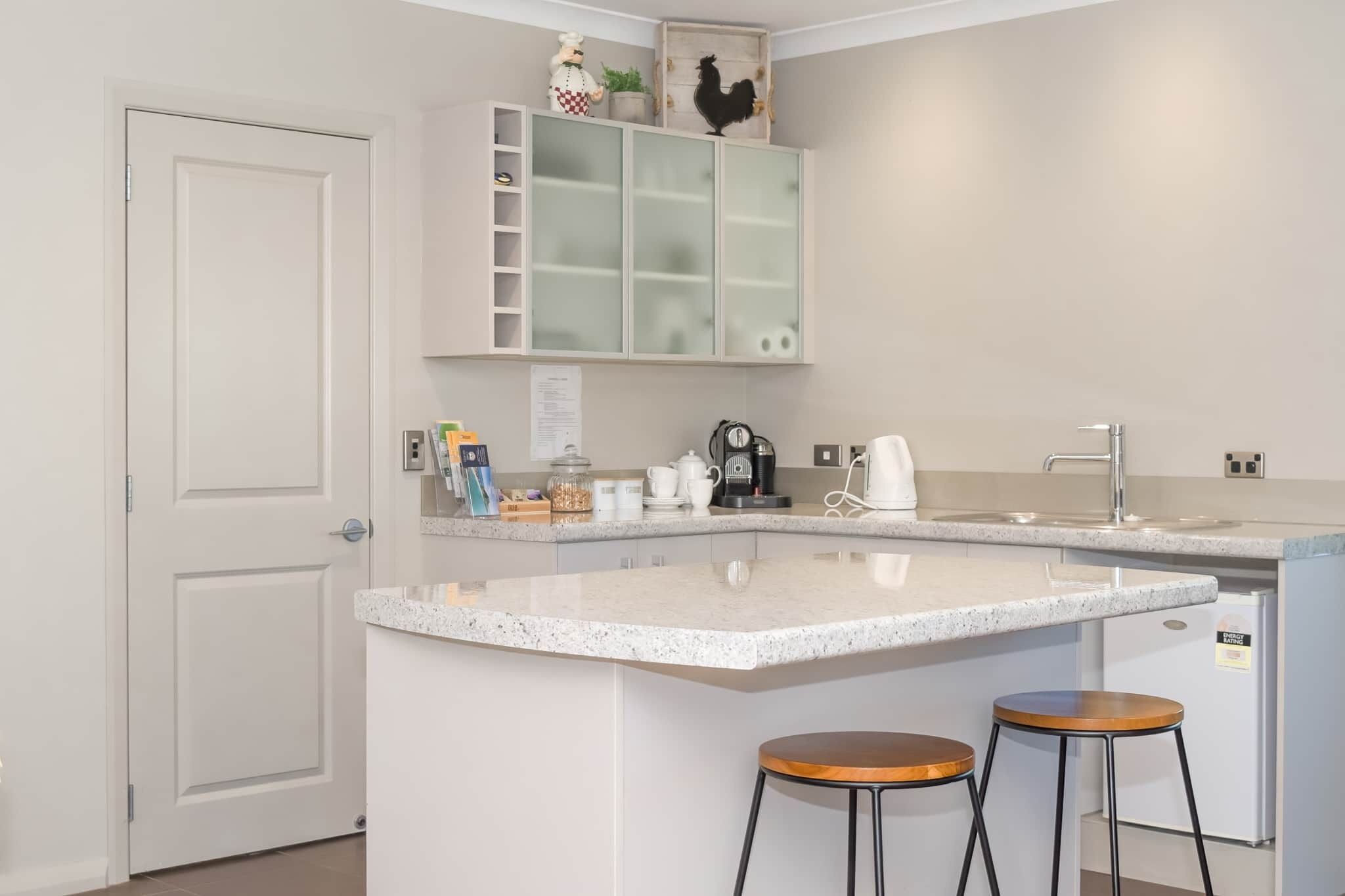 Jääkaappi, mikroaaltouuni, liesi, kahvin-/teenkeitin