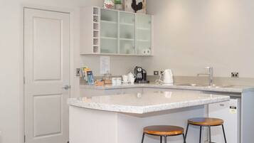 Jääkaappi, mikroaaltouuni, liesi, kahvin-/teenkeitin