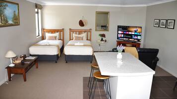 2 habitaciones, escritorio, tabla de planchar con plancha y wifi gratis