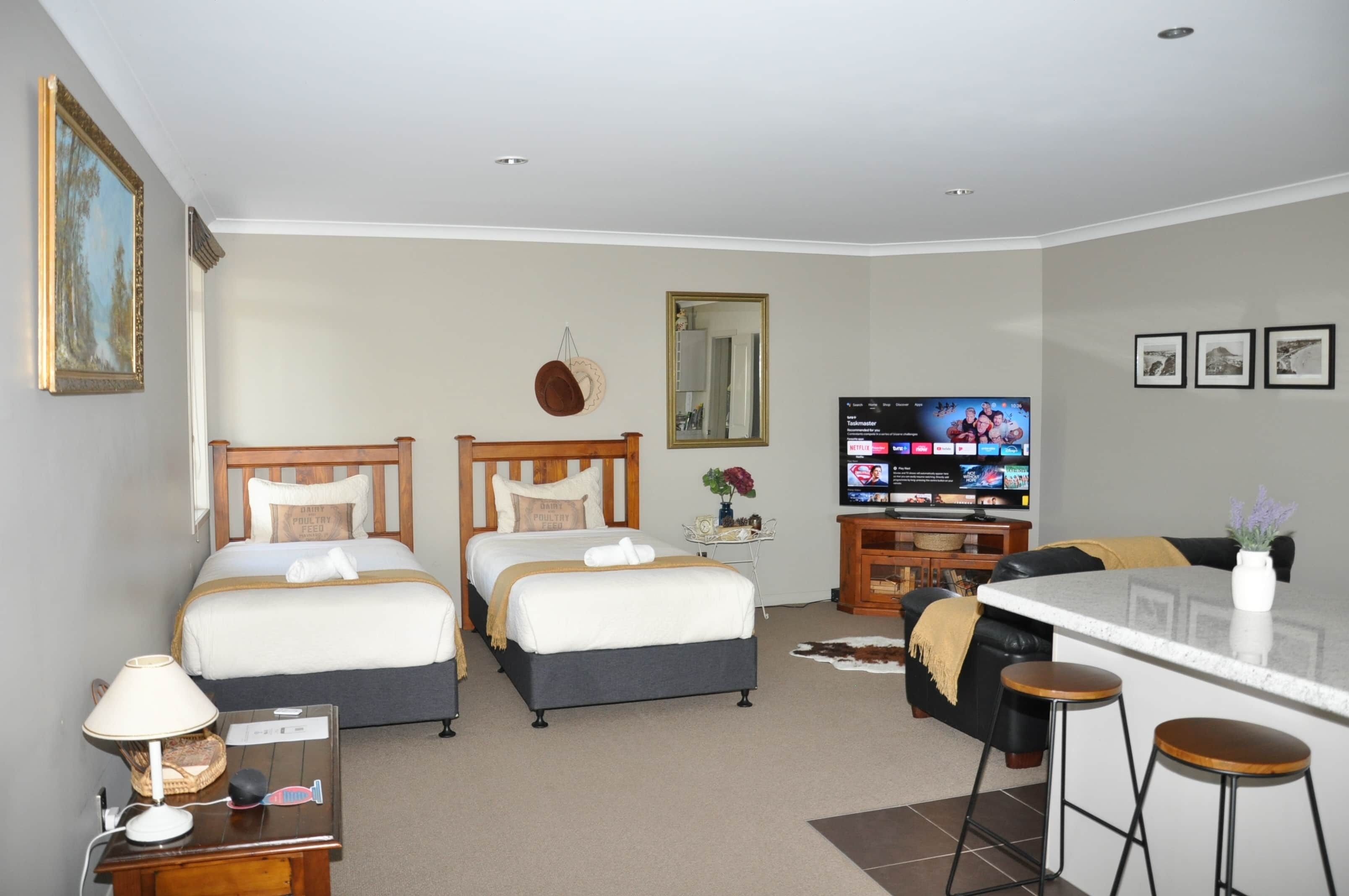 2 soverom, skrivebord, strykejern/-brett og wi-fi (inkludert)