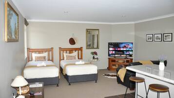 2 soverom, skrivebord, strykejern/-brett og wi-fi (inkludert)