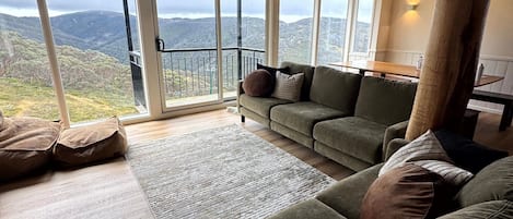 Una televisión, una chimenea