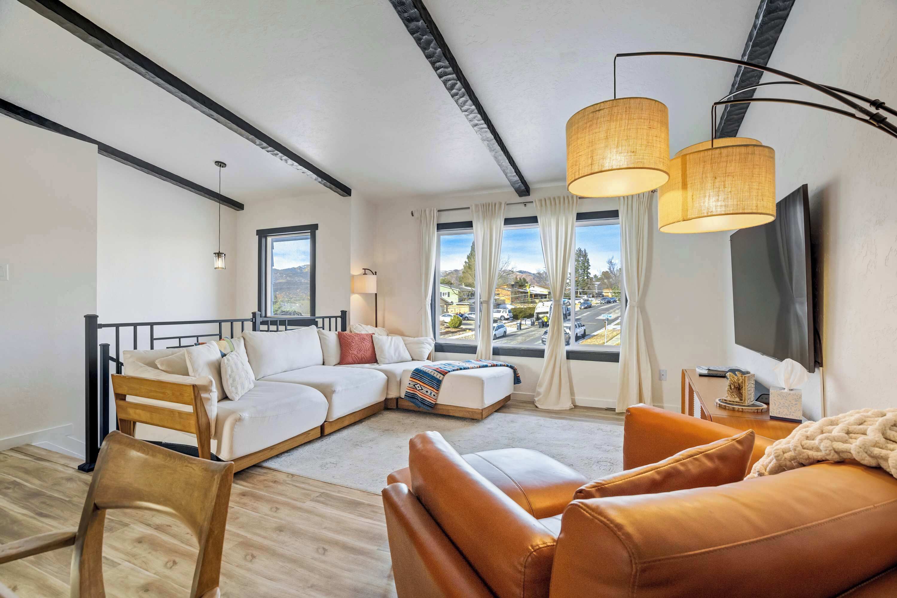 Télévision, cheminée, espaces bureaux