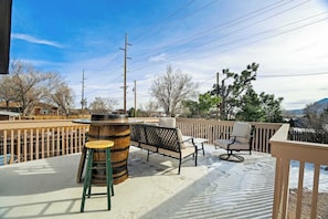 Outdoor dining - Centennial Court! Near Garden of Gods w/ Hot Tub (Colorado Springs)