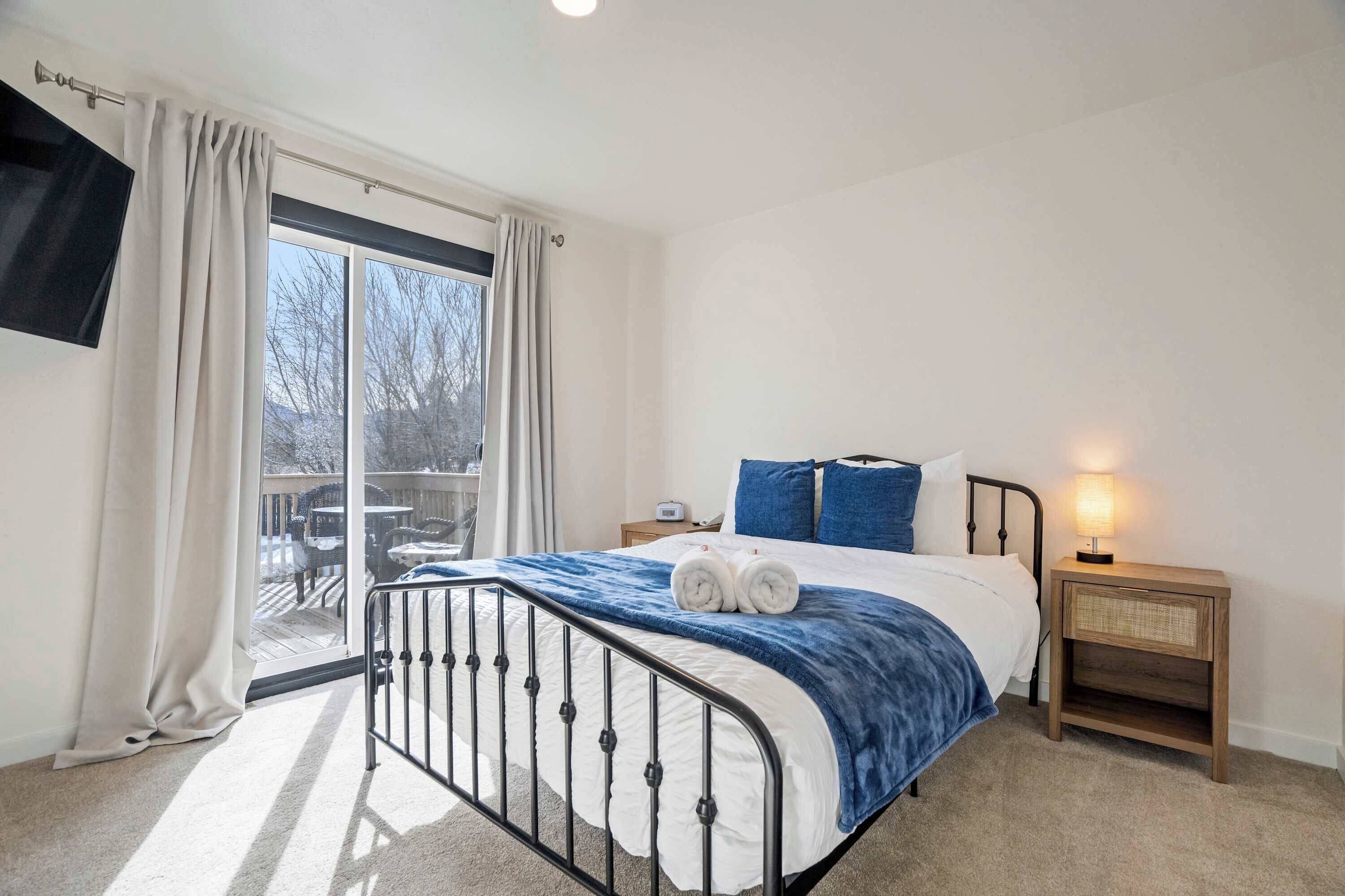 5 bedrooms, desk, iron/ironing board, travel crib