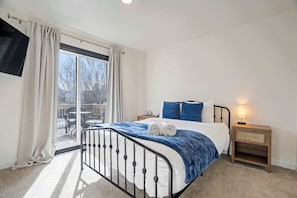 5 bedrooms, desk, iron/ironing board, travel cot - Centennial Court! Near Garden of Gods w/ Hot Tub (Colorado Springs)