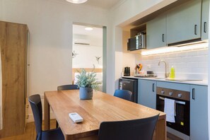 Fridge, microwave, oven, stovetop - Chic Studio in Salvador Sleeps 4 Near Metro (Providencia)