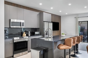 Refrigerador, microondas, horno y parrilla de estufa