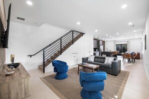 TV, video games, offices - Fútbol-Themed Home with Hot Tub (Miami)