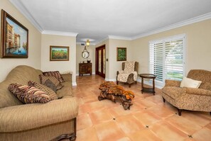 Living area - Wonderful 3-bedroom house Pool 5min to Beach (Largo)