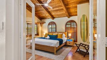 6 habitaciones, escritorio y tabla de planchar con plancha