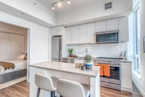 Fridge, microwave, oven, stovetop - Furnished 2 Bedroom Suite for Professionals in Calgary | BLVD Beltline (Calgary)