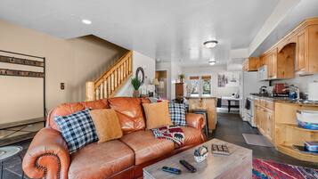 TV connectée, cheminée, baby-foot, table de tennis de table